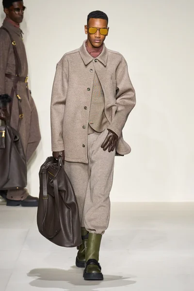 Look 16